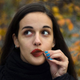 Imagen para el artículo titulado Samsung usó una foto de archivo para presentarla como el modo retrato de su Galaxy A8 Star